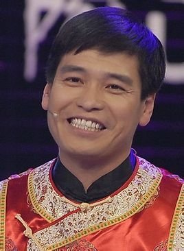 现为吉林市郭旺艺术学校校长,是 东北著名的二人转演员,2011年被评为